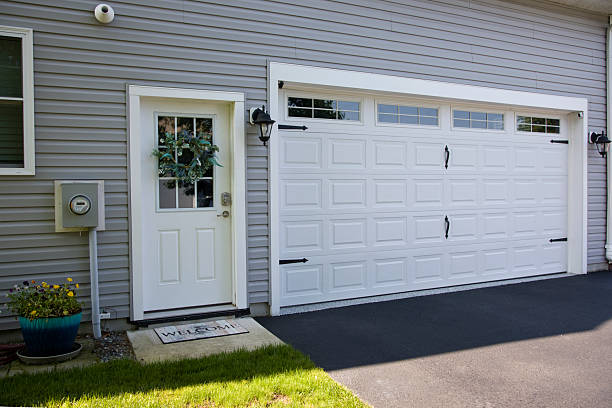 24/7 Emergency Garage Door Panel Replacement experts in Halesite, NY